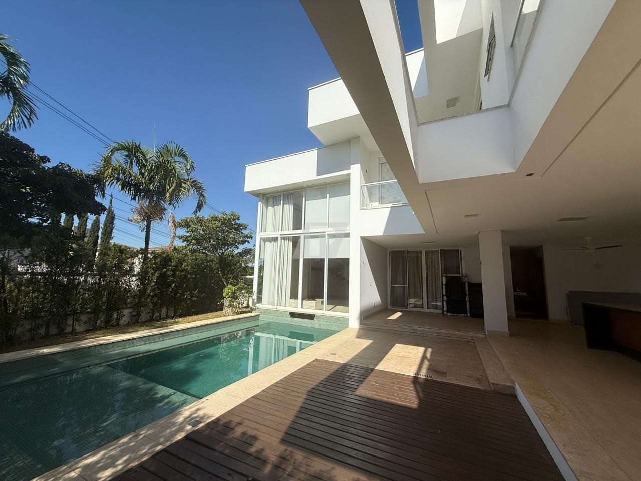 Casa de Condomínio para alugar com 4 quartos, 373m² - Foto 3