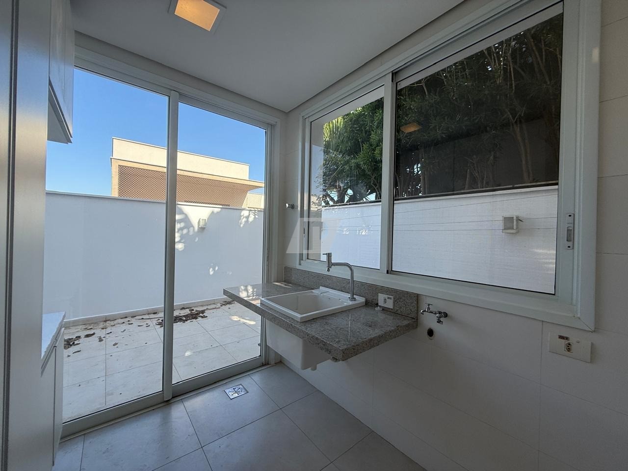 Casa de Condomínio para alugar com 4 quartos, 373m² - Foto 24
