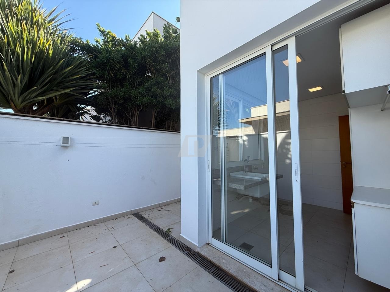 Casa de Condomínio para alugar com 4 quartos, 373m² - Foto 26