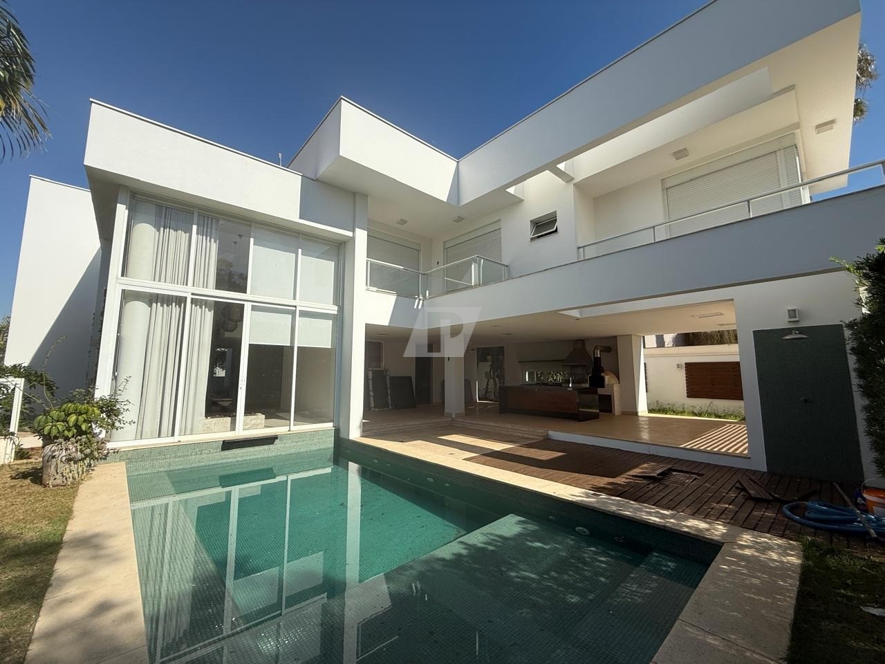 Casa de Condomínio para alugar com 4 quartos, 373m² - Foto 1