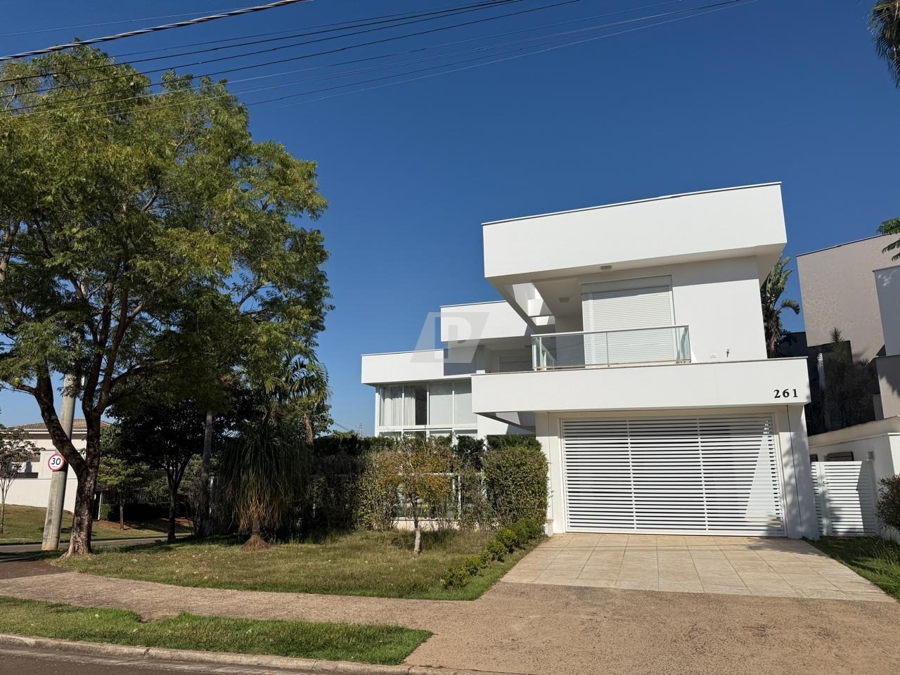 Casa de Condomínio para alugar com 4 quartos, 373m² - Foto 2