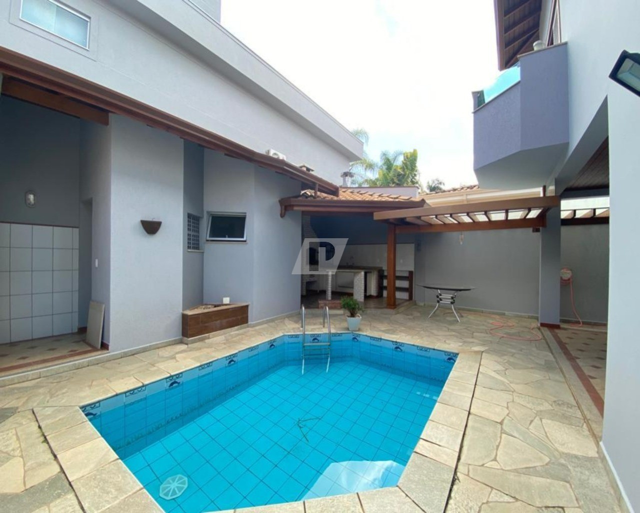 Casa de Condomínio para alugar com 3 quartos, 190m² - Foto 1
