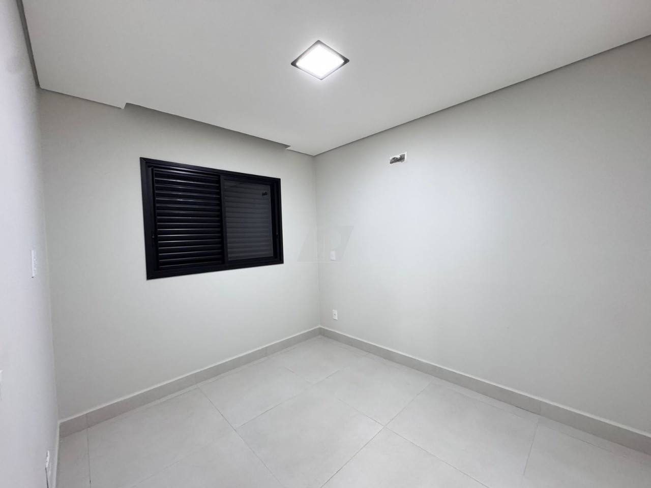 Casa de Condomínio à venda com 3 quartos, 250m² - Foto 2
