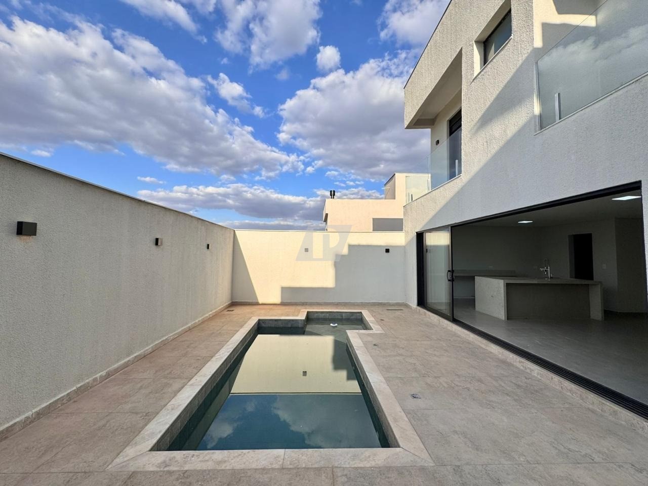 Casa de Condomínio à venda com 3 quartos, 204m² - Foto 1