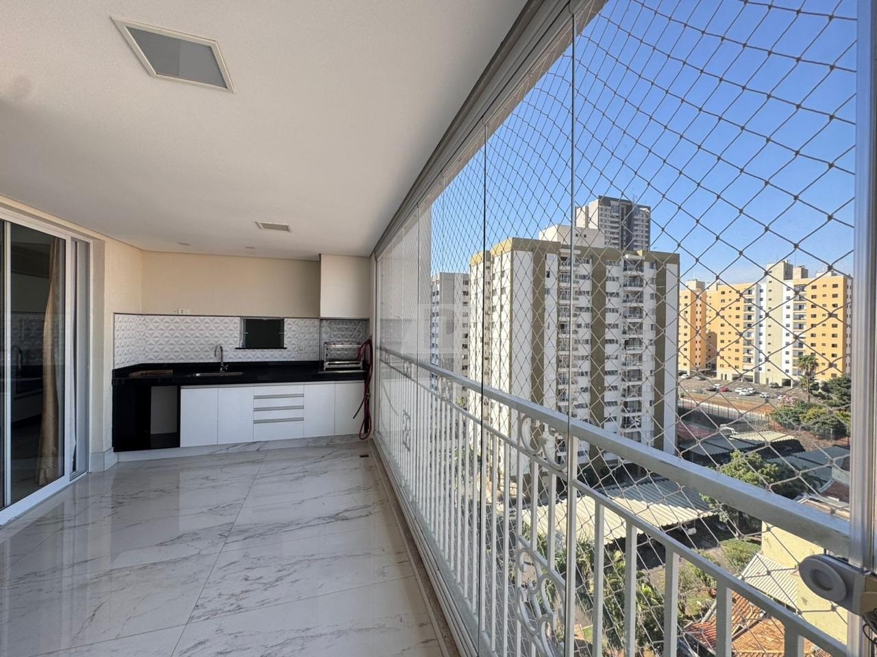 Apartamento à venda com 3 quartos, 131m² - Foto 2
