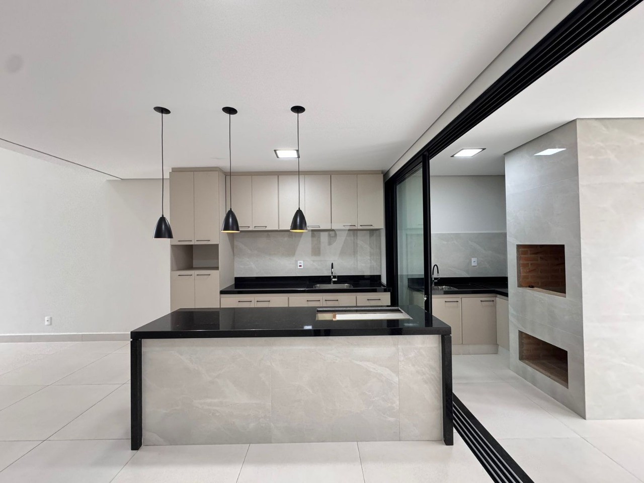 Casa de Condomínio à venda com 3 quartos, 250m² - Foto 1