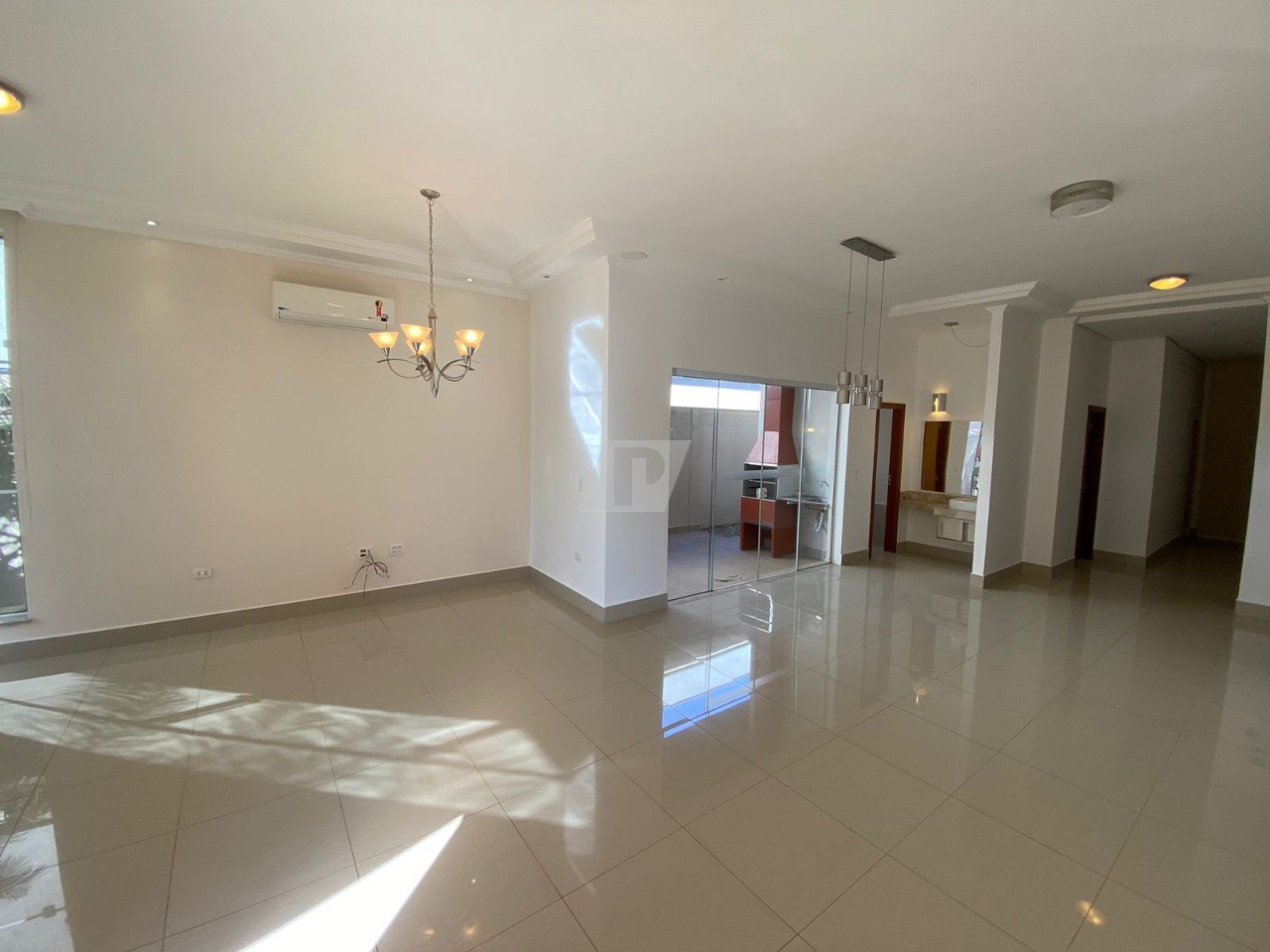 Casa de Condomínio para alugar com 3 quartos, 206m² - Foto 2
