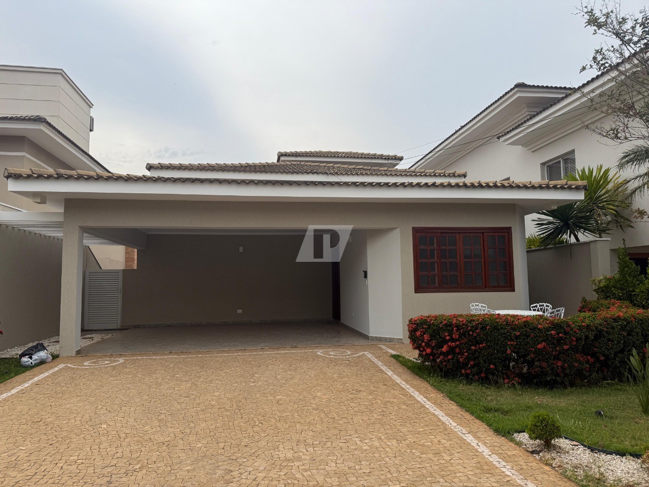 Casa de Condomínio à venda e aluguel com 3 quartos, 205m² - Foto 1