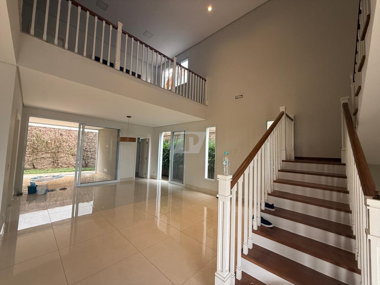 Casa de Condomínio à venda e aluguel com 3 quartos, 270m² - Foto 2