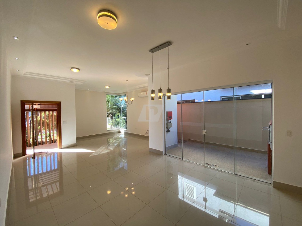 Casa de Condomínio para alugar com 3 quartos, 206m² - Foto 1