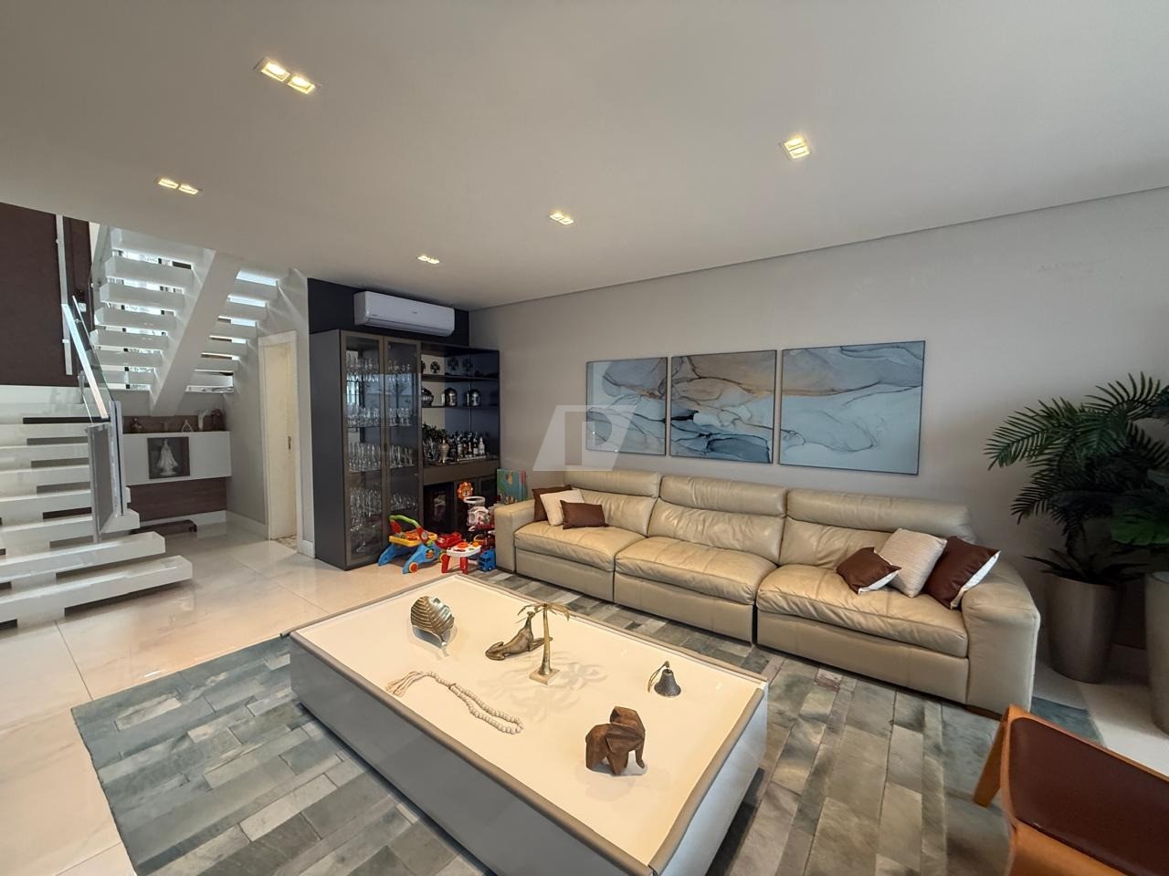 Casa de Condomínio à venda e aluguel com 4 quartos, 291m² - Foto 1
