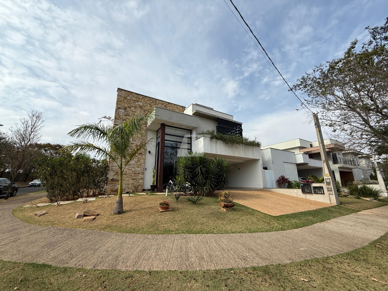 Casa de Condomínio para alugar com 3 quartos, 262m² - Foto 1