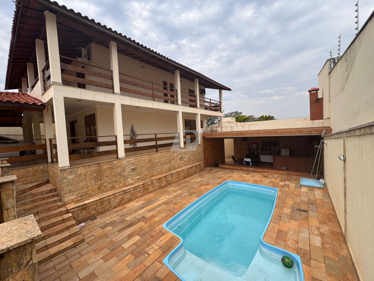 Sobrado à venda com 4 quartos, 370m² - Foto 1