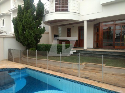 Casa de Condomínio para alugar com 3 quartos, 290m² - Foto 1