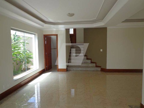 Casa de Condomínio para alugar com 4 quartos, 258m² - Foto 2