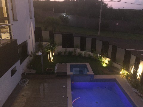 Casa de Condomínio à venda com 3 quartos, 330m² - Foto 1