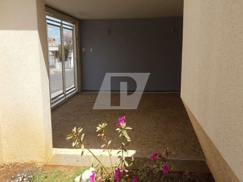 Casa à venda com 3 quartos, 250m² - Foto 2