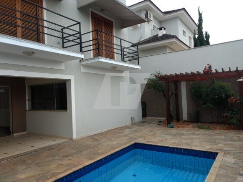 Casa de Condomínio para alugar com 4 quartos, 258m² - Foto 1