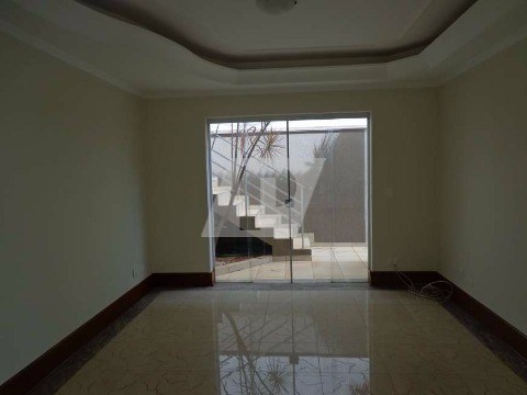 Casa de Condomínio para alugar com 4 quartos, 258m² - Foto 3