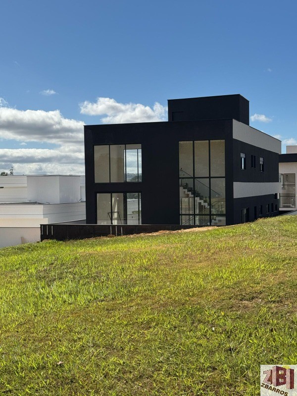 Casa de Condomínio à venda com 3 quartos, 360m² - Foto 1