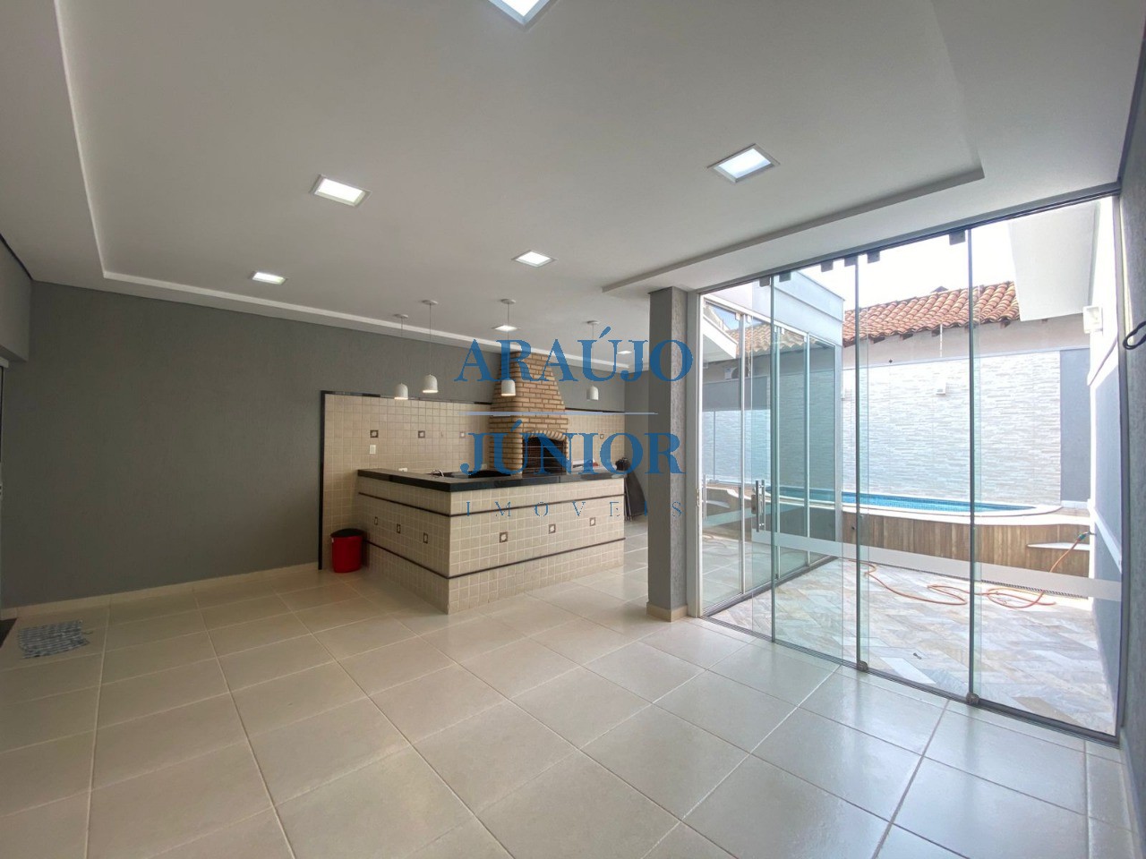 Casa, 3 quartos, 219 m² - Foto 1