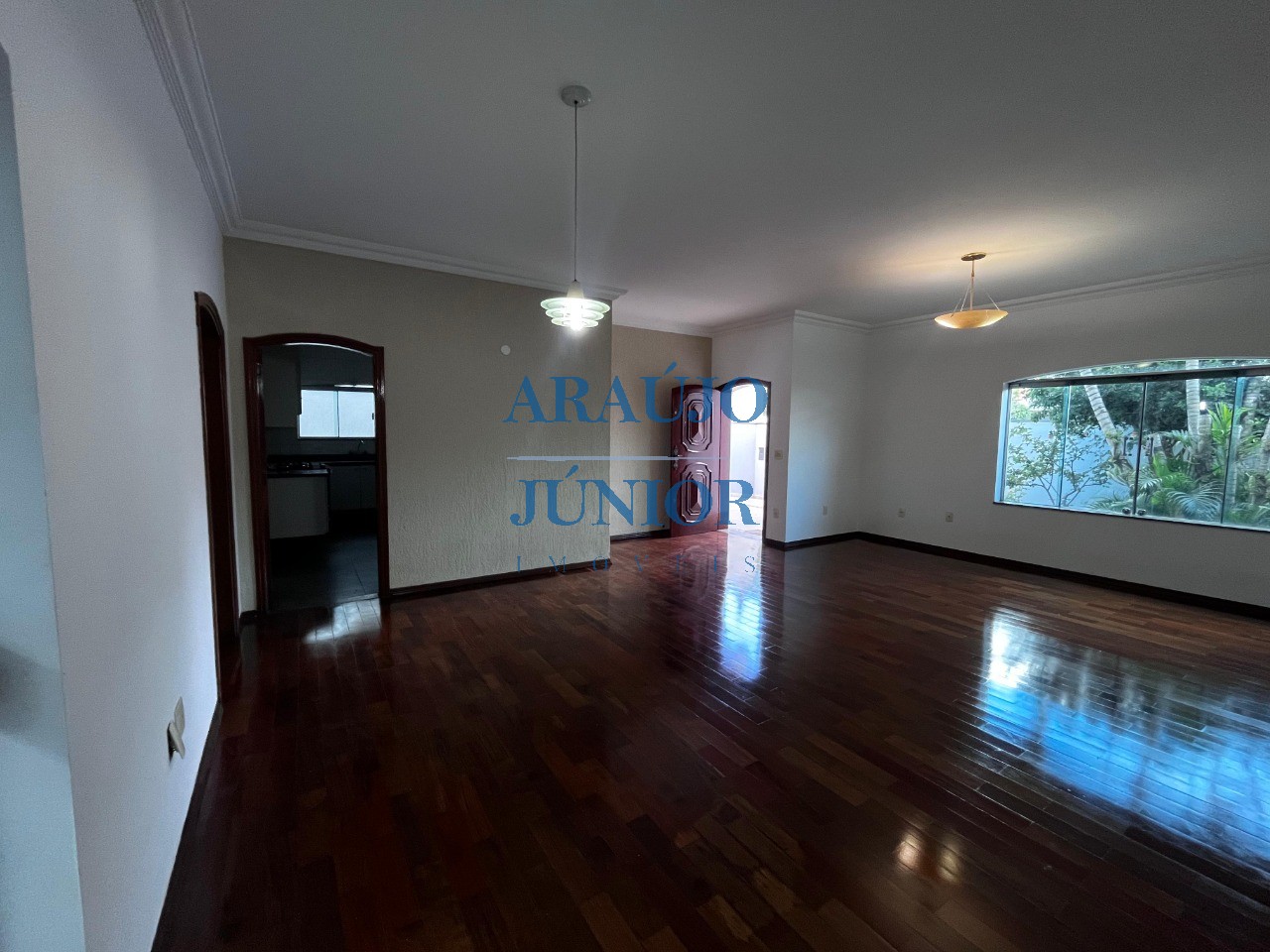 Casa, 4 quartos, 245 m² - Foto 1