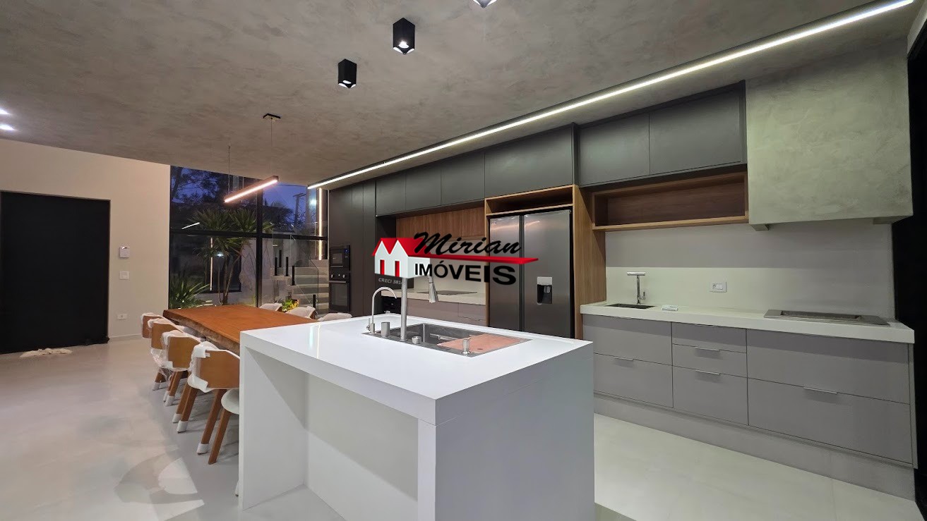 Sobrado à venda com 4 quartos, 240m² - Foto 2