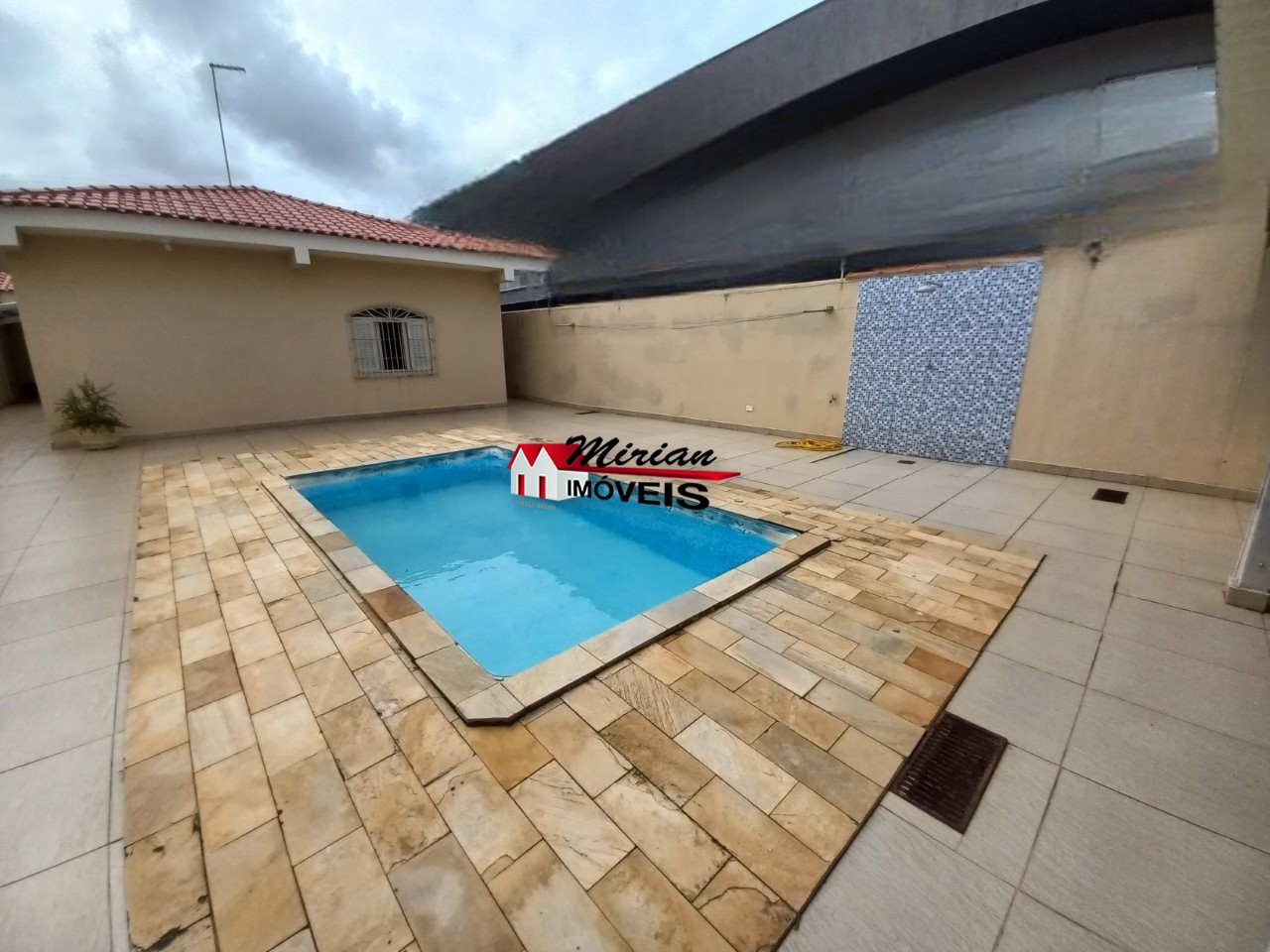 Casa à venda com 3 quartos, 205m² - Foto 1
