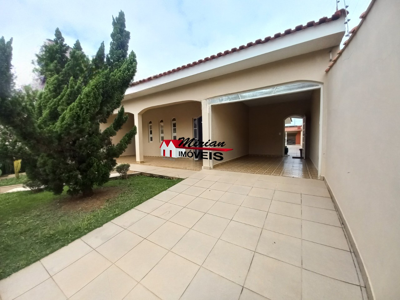 Casa à venda com 3 quartos, 205m² - Foto 2