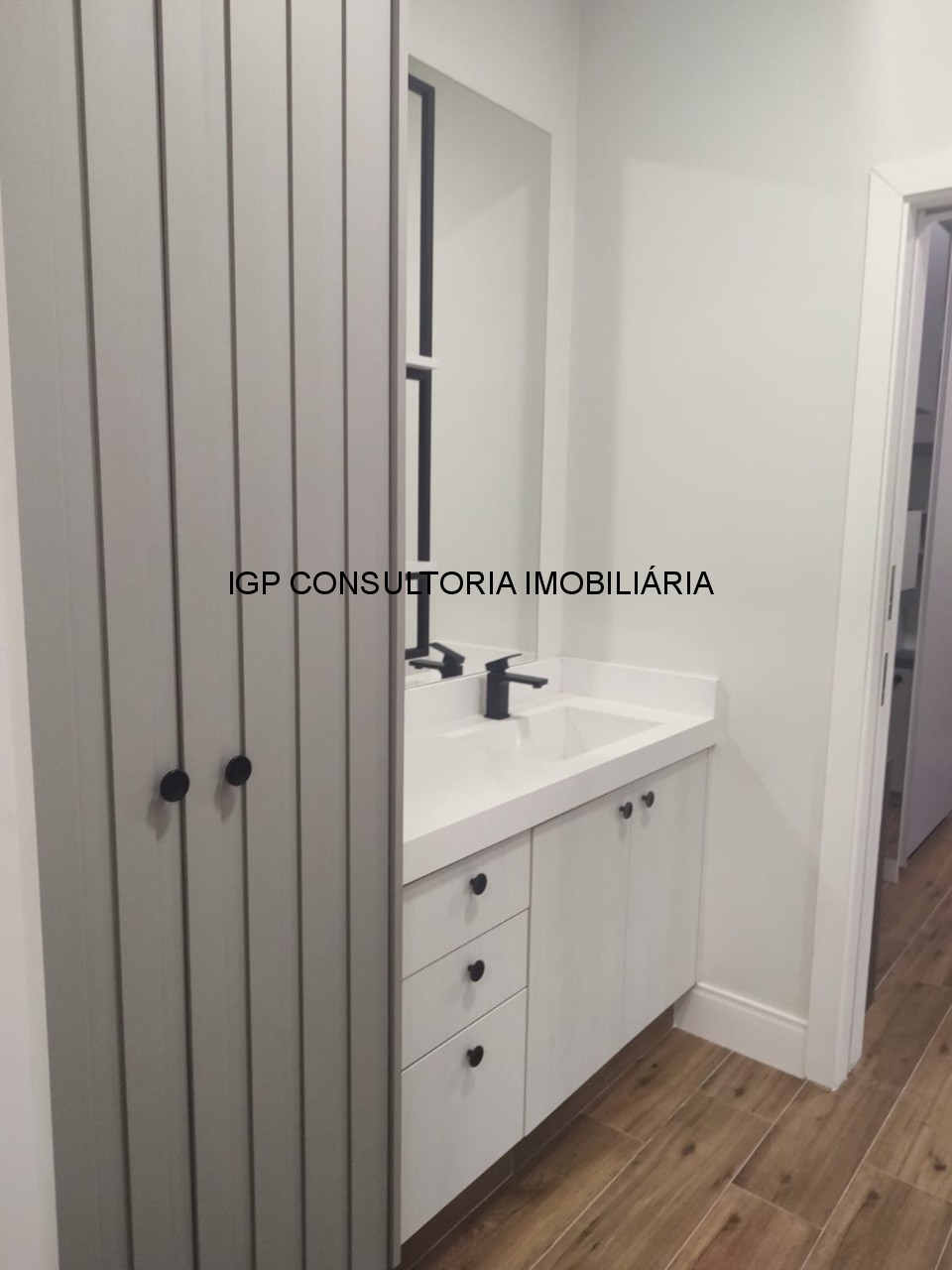 Casa de Alto Padrão em Condomínio no Jardim Portal de Itaici, Indaiatuba-SP: 3 Quartos, 1 Suíte 2 demi-suites, 2 Salas, 5 Banheiros, 4 Vagas- 93,96m²