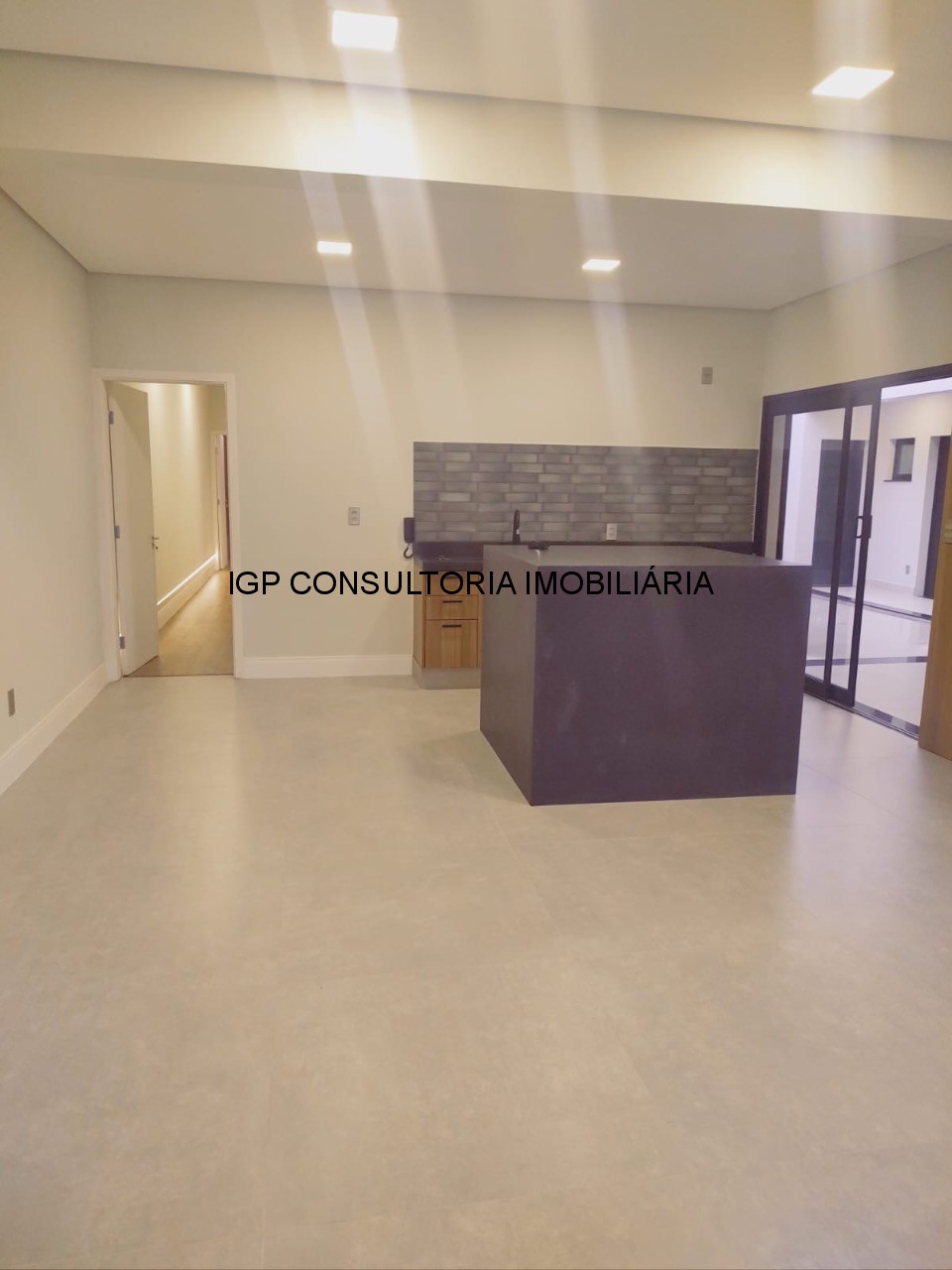 Casa de Alto Padrão em Condomínio no Jardim Portal de Itaici, Indaiatuba-SP: 3 Quartos, 1 Suíte 2 demi-suites, 2 Salas, 5 Banheiros, 4 Vagas- 93,96m²