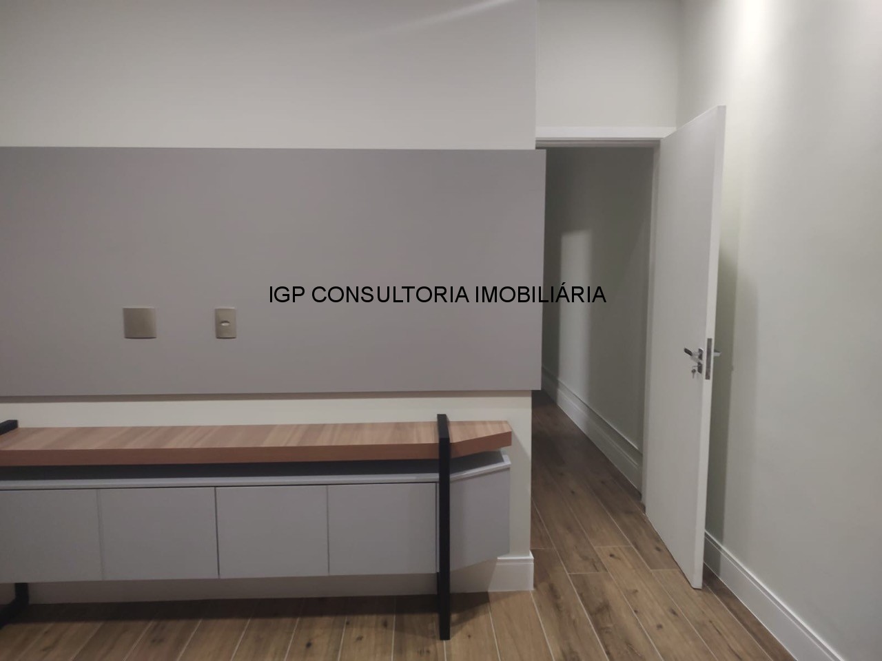 Casa de Alto Padrão em Condomínio no Jardim Portal de Itaici, Indaiatuba-SP: 3 Quartos, 1 Suíte 2 demi-suites, 2 Salas, 5 Banheiros, 4 Vagas- 93,96m²
