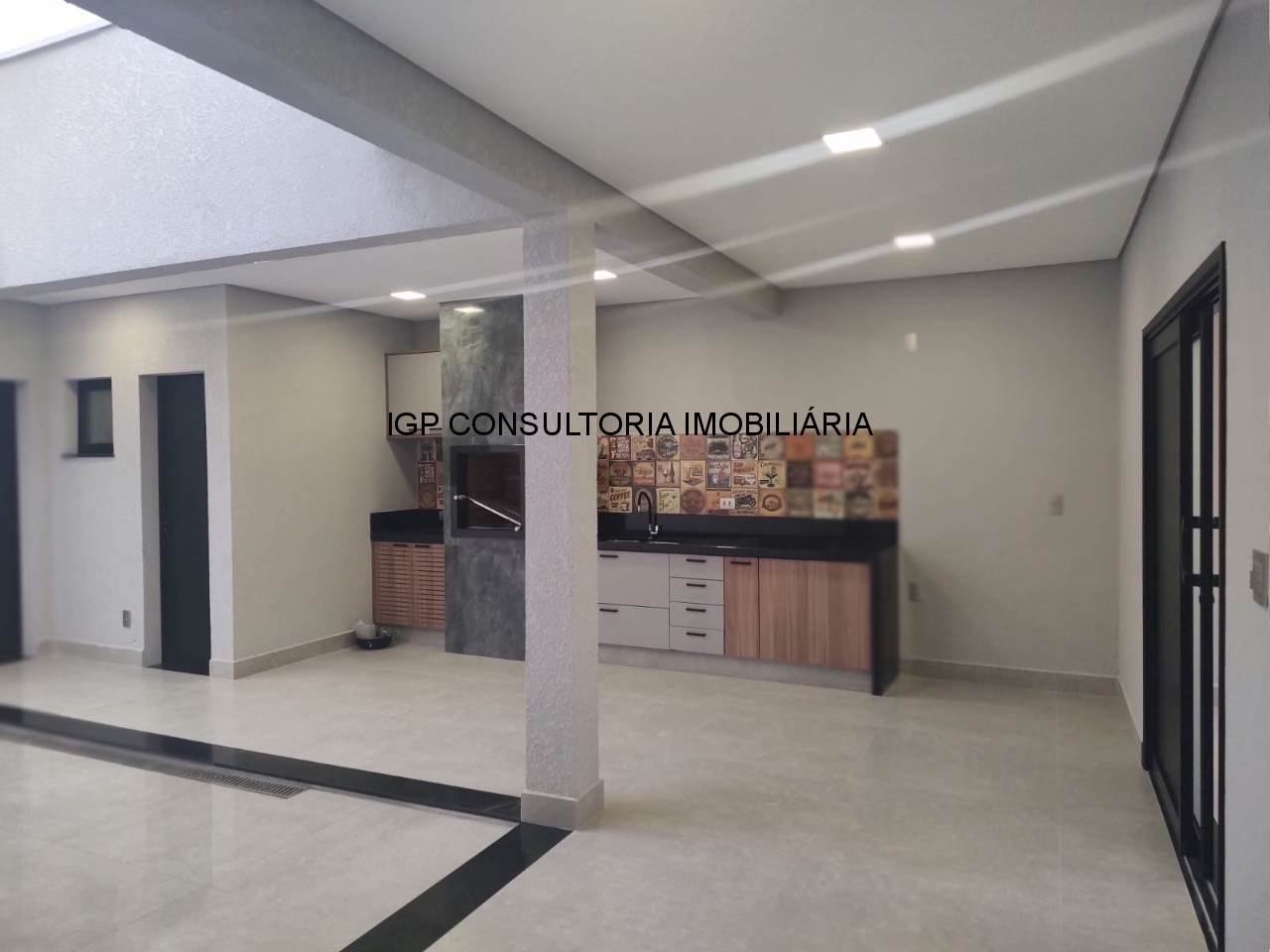 Casa de Alto Padrão em Condomínio no Jardim Portal de Itaici, Indaiatuba-SP: 3 Quartos, 1 Suíte 2 demi-suites, 2 Salas, 5 Banheiros, 4 Vagas- 93,96m²
