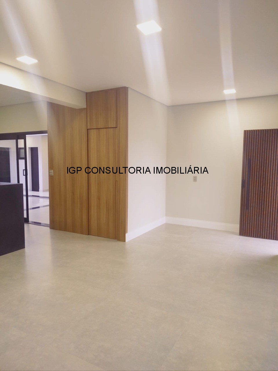 Casa de Alto Padrão em Condomínio no Jardim Portal de Itaici, Indaiatuba-SP: 3 Quartos, 1 Suíte 2 demi-suites, 2 Salas, 5 Banheiros, 4 Vagas- 93,96m²
