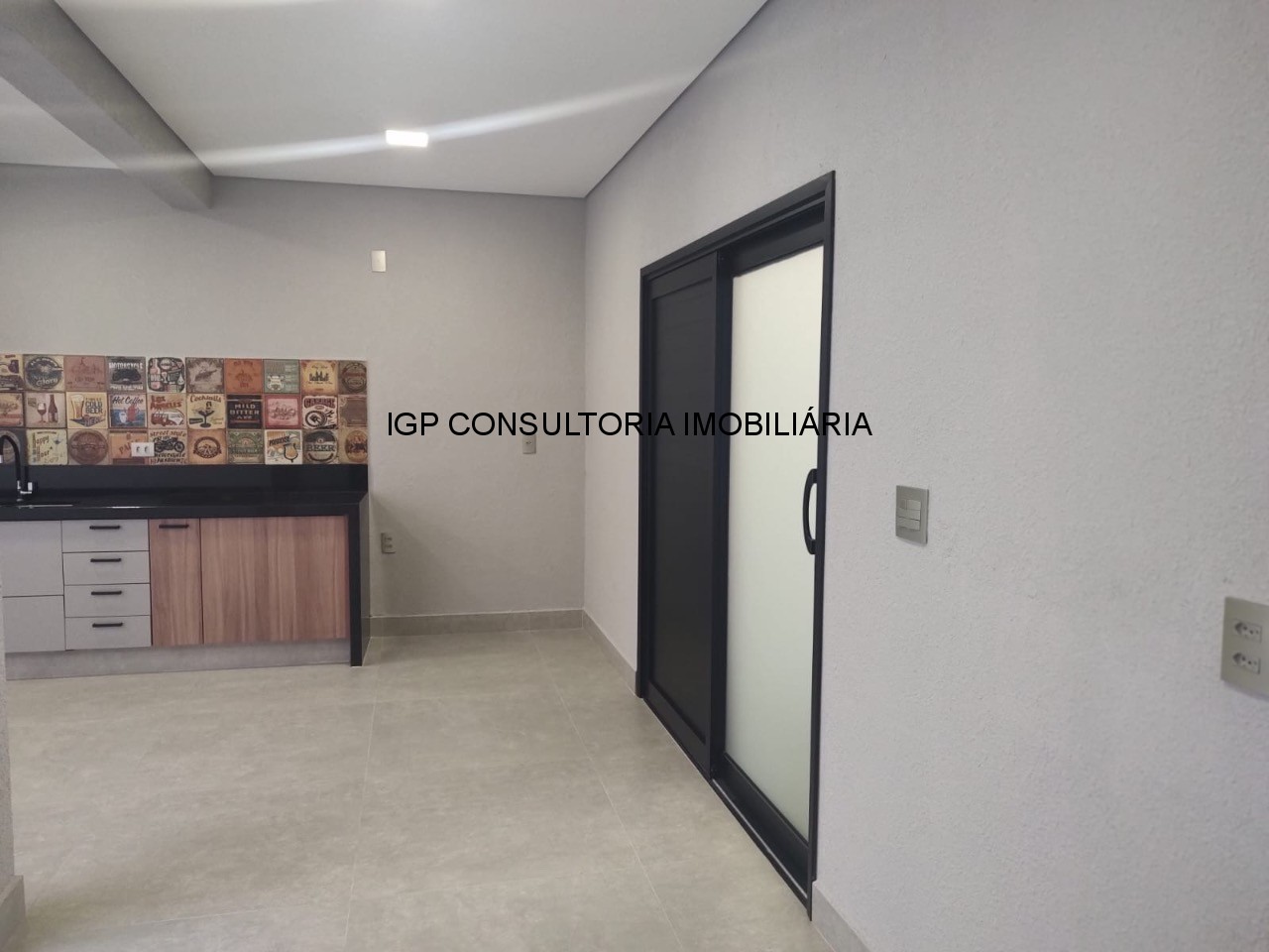 Casa de Alto Padrão em Condomínio no Jardim Portal de Itaici, Indaiatuba-SP: 3 Quartos, 1 Suíte 2 demi-suites, 2 Salas, 5 Banheiros, 4 Vagas- 93,96m²