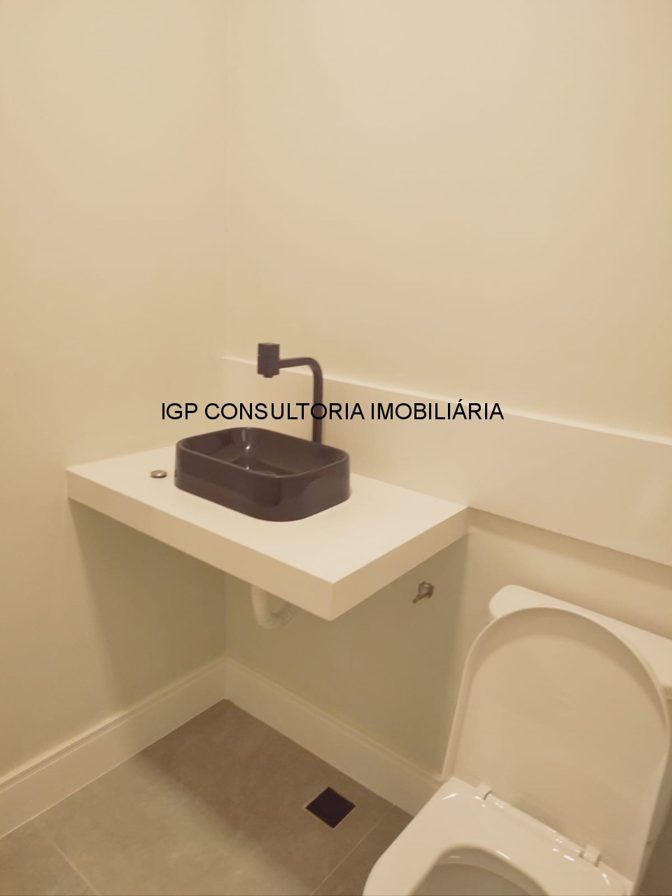 Casa de Alto Padrão em Condomínio no Jardim Portal de Itaici, Indaiatuba-SP: 3 Quartos, 1 Suíte 2 demi-suites, 2 Salas, 5 Banheiros, 4 Vagas- 93,96m²