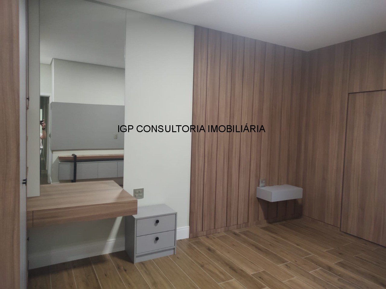 Casa de Alto Padrão em Condomínio no Jardim Portal de Itaici, Indaiatuba-SP: 3 Quartos, 1 Suíte 2 demi-suites, 2 Salas, 5 Banheiros, 4 Vagas- 93,96m²