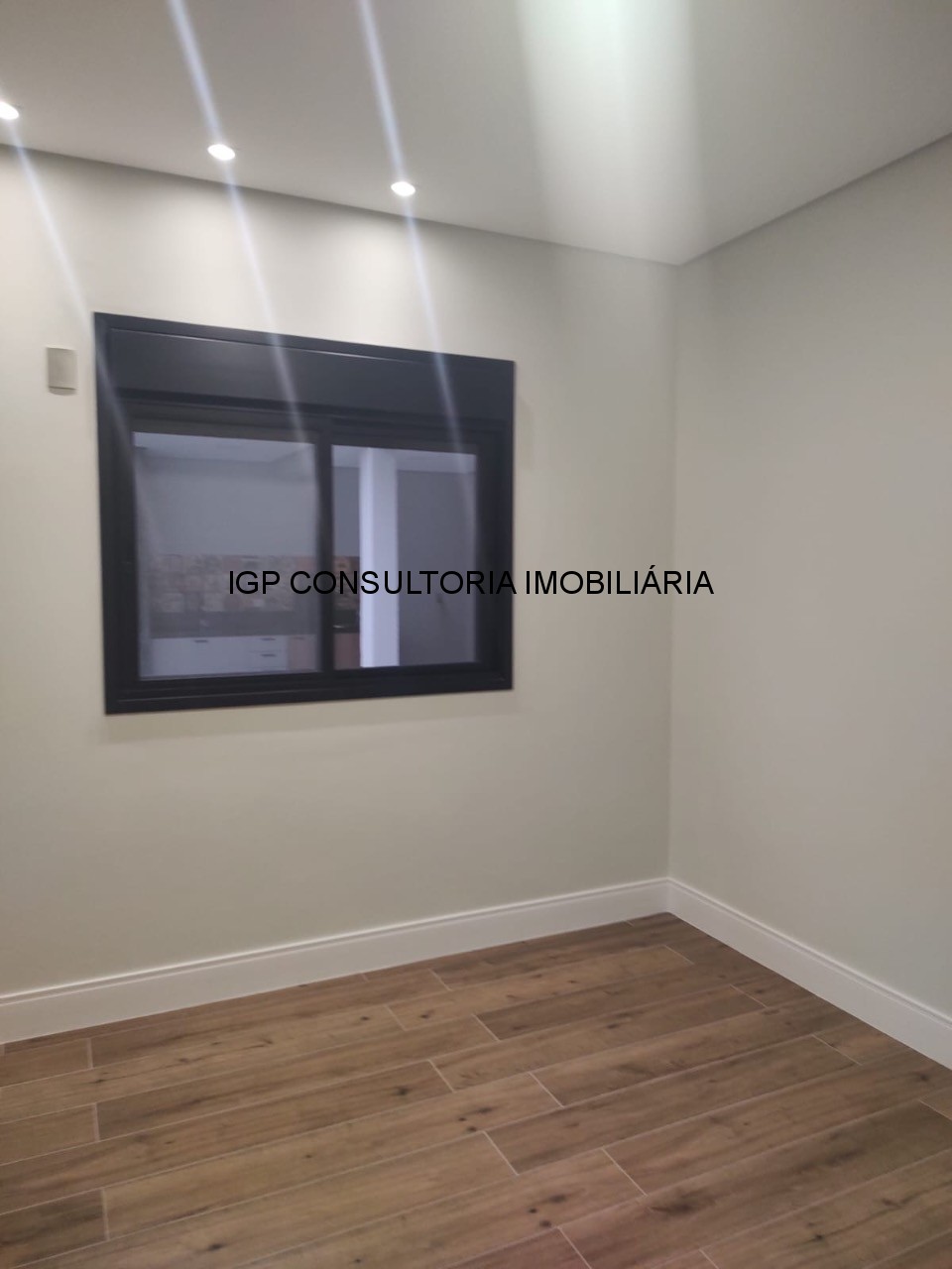 Casa de Alto Padrão em Condomínio no Jardim Portal de Itaici, Indaiatuba-SP: 3 Quartos, 1 Suíte 2 demi-suites, 2 Salas, 5 Banheiros, 4 Vagas- 93,96m²