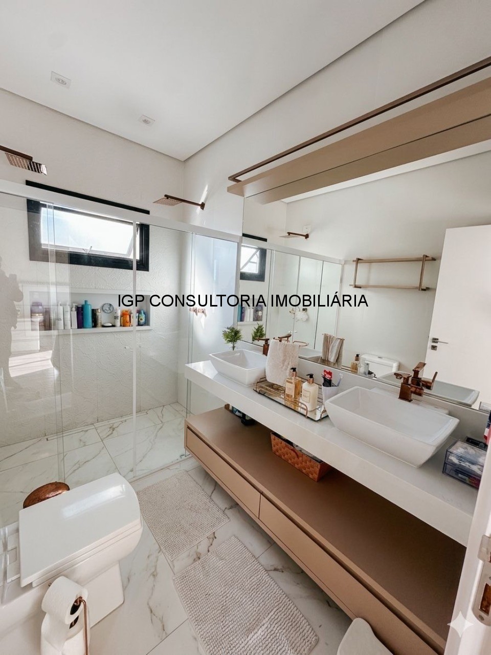 Casa à venda com piscina climatizada e energia solar em inda