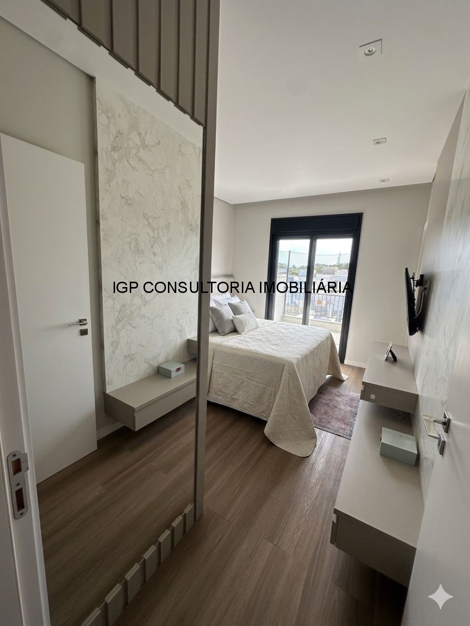 Casa à venda com piscina climatizada e energia solar em inda