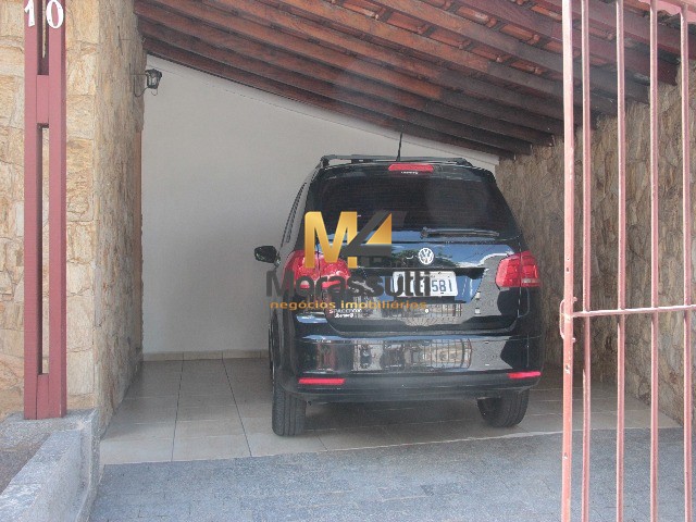 Casa à venda com 3 quartos, 200m² - Foto 1