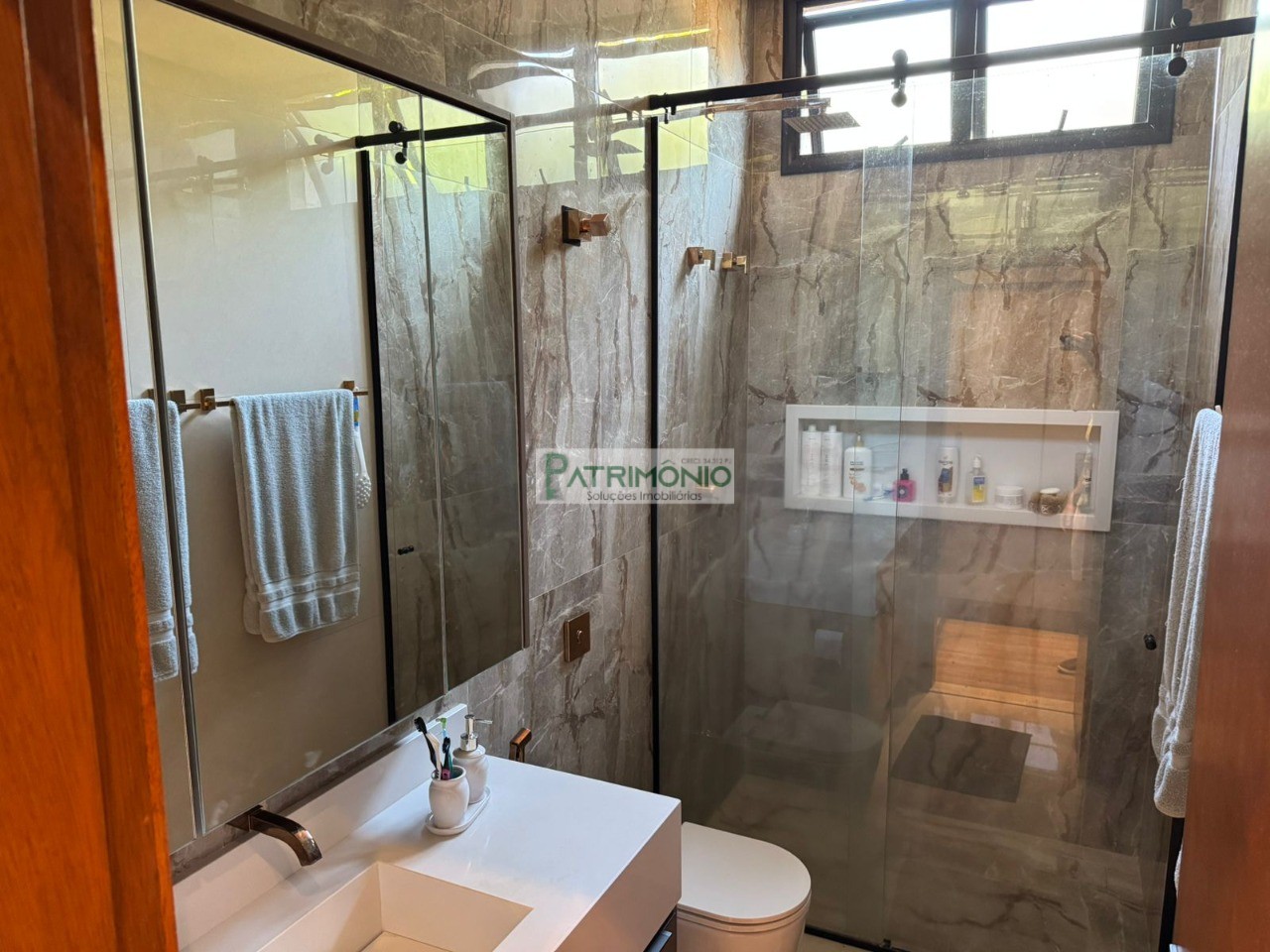 Casa de luxo à venda em Cosmópolis-SP, Parque das Laranjeiras II: 4 quartos, 4 suítes, 3 salas, 6 vagas de garagem, 425m²!