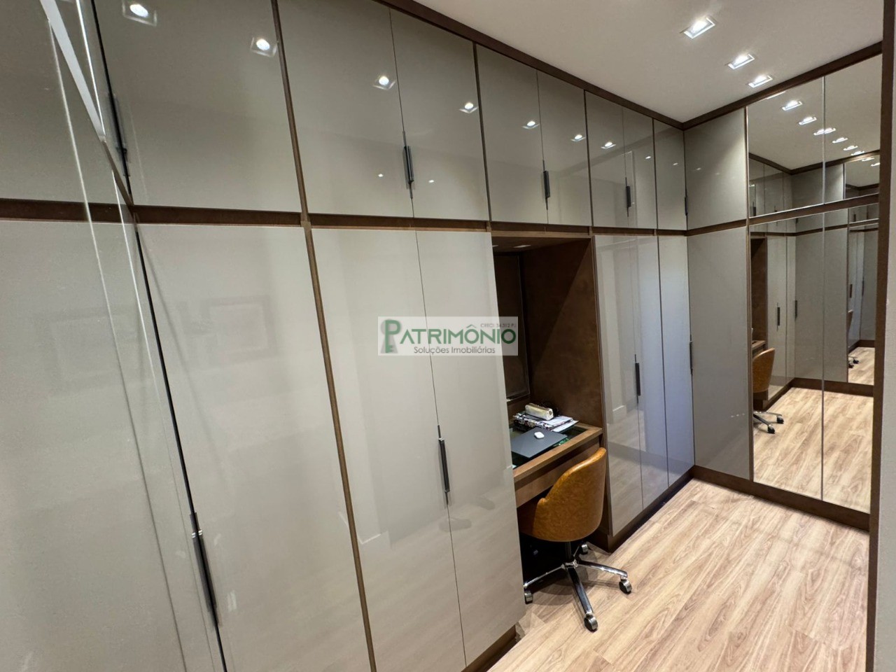 Casa de luxo à venda em Cosmópolis-SP, Parque das Laranjeiras II: 4 quartos, 4 suítes, 3 salas, 6 vagas de garagem, 425m²!
