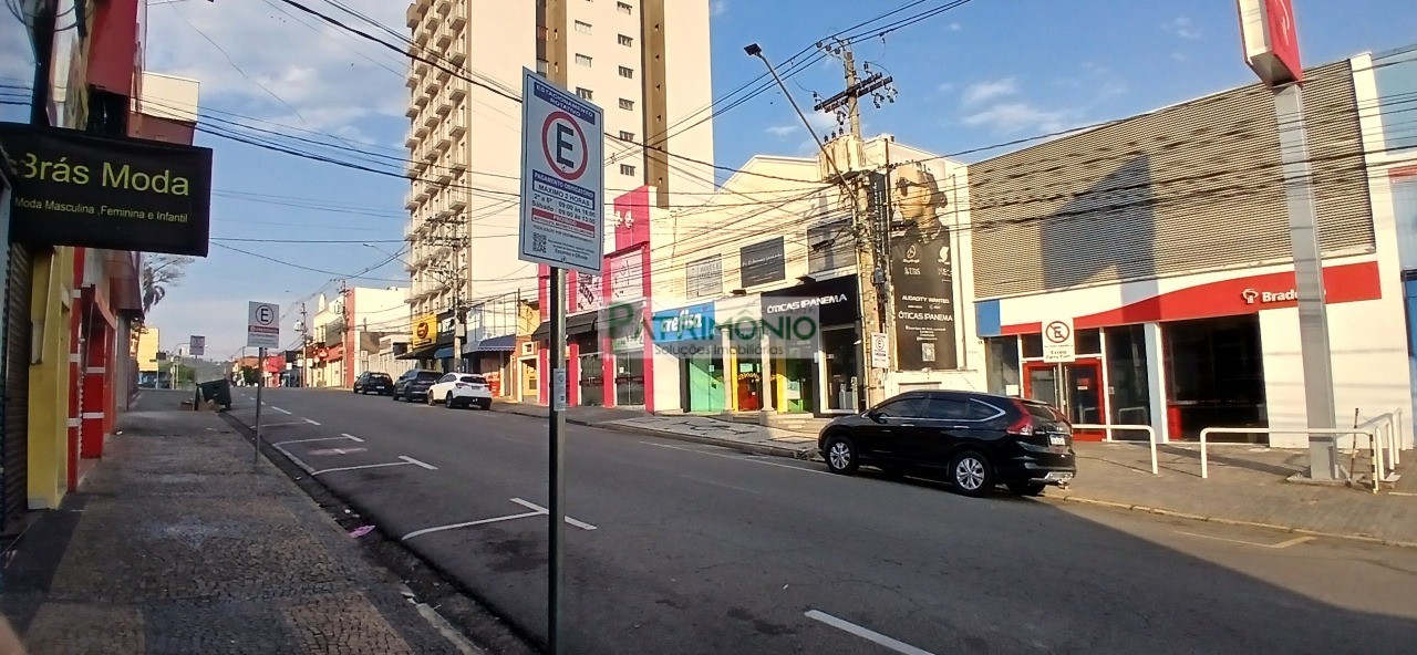 Salão Comercial para Locação no Centro de Jaguariúna-SP: 5 Salas, 2 Banheiros, 4 Vagas de Garagem - 250m² de Área