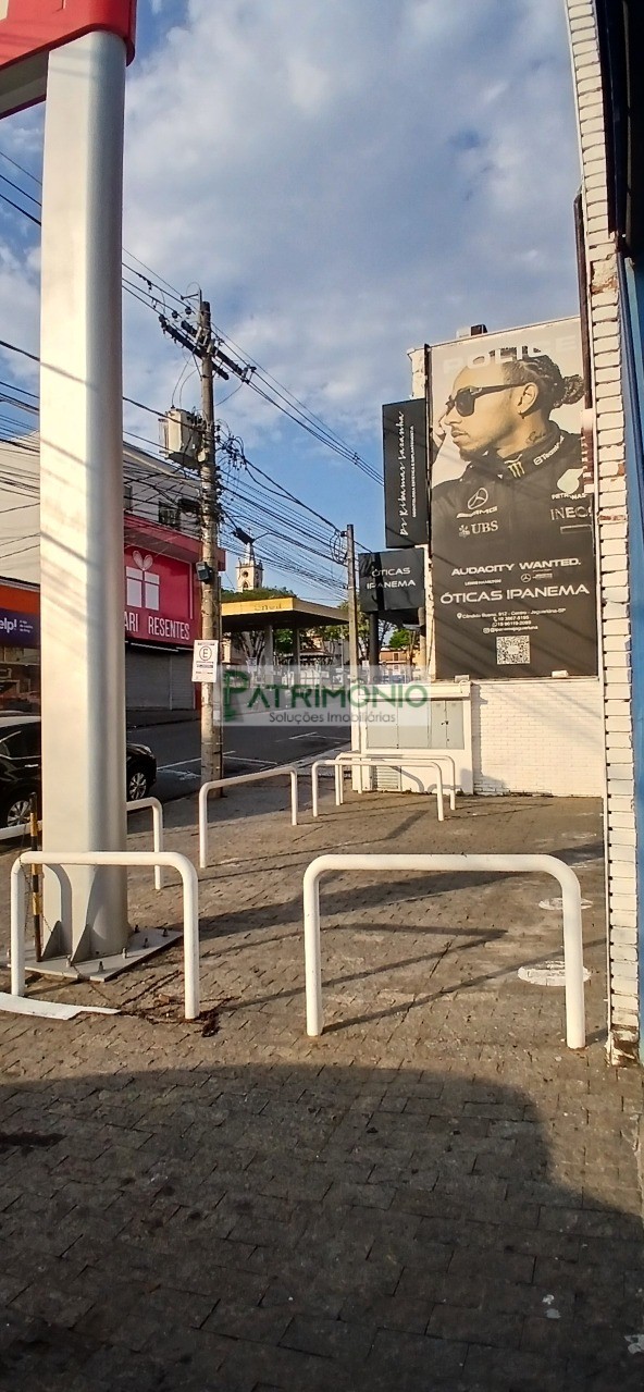 Salão Comercial para Locação no Centro de Jaguariúna-SP: 5 Salas, 2 Banheiros, 4 Vagas de Garagem - 250m² de Área