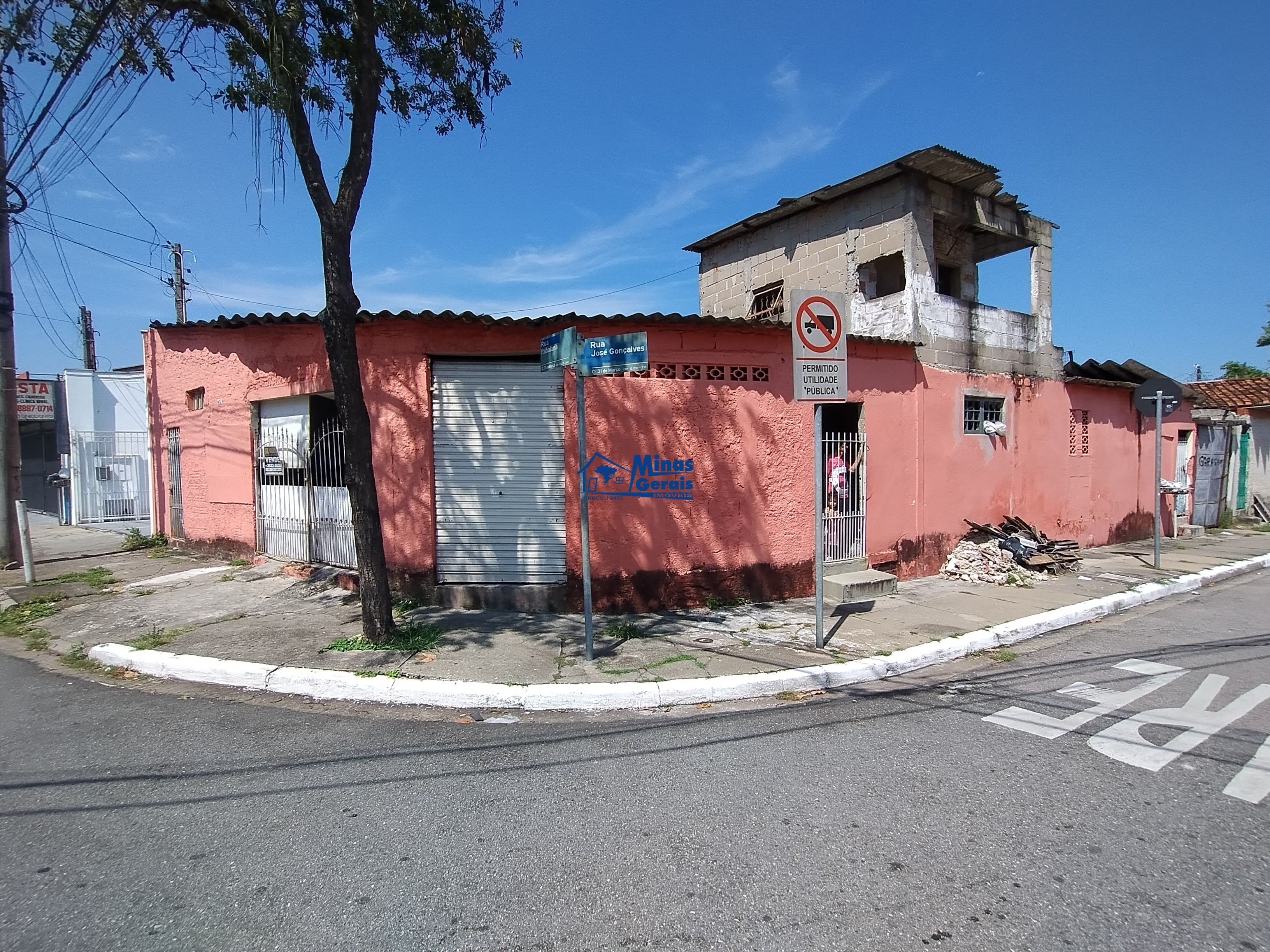 Casa à venda com 3 quartos, 214m² - Foto 1
