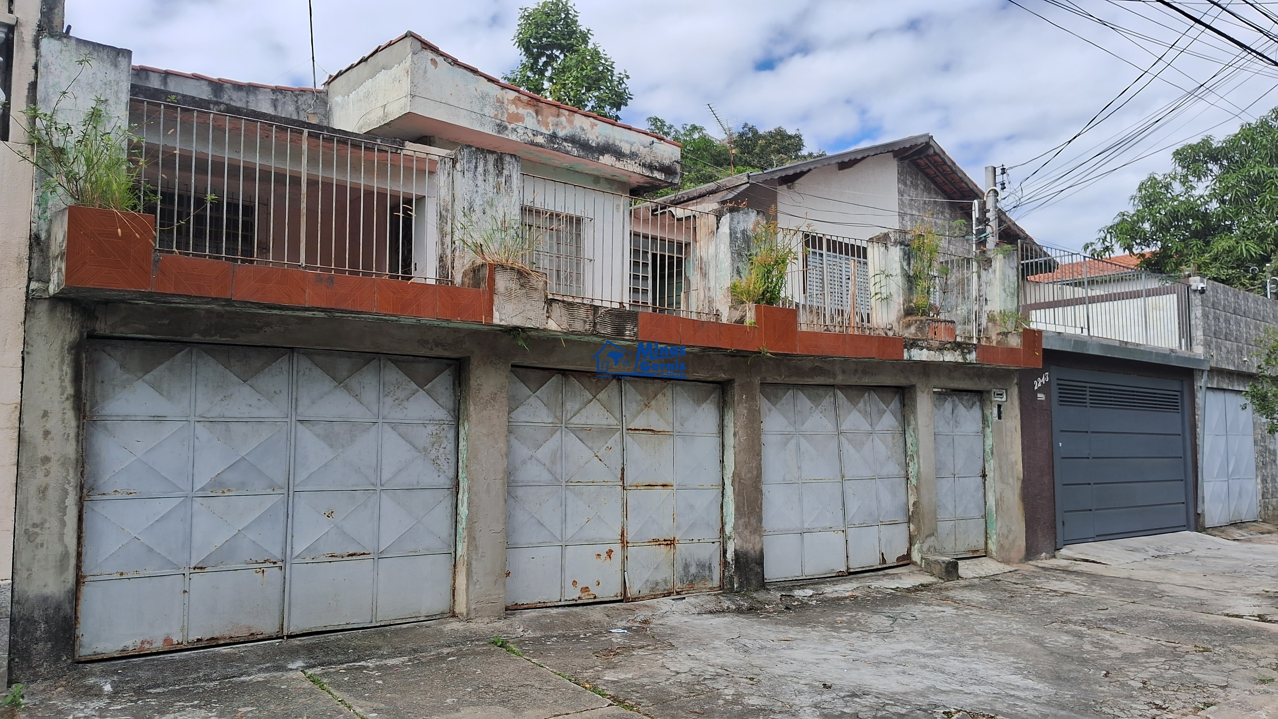 Casa à venda com 6 quartos, 217m² - Foto 1