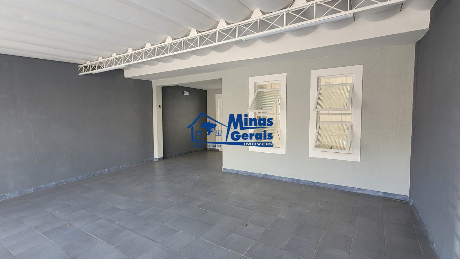 Casa à venda com 2 quartos, 80m² - Foto 1