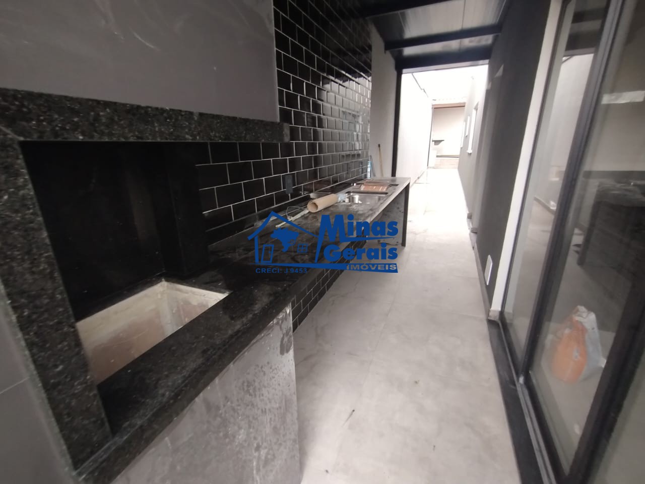 Casa à venda com 3 quartos, 95m² - Foto 1