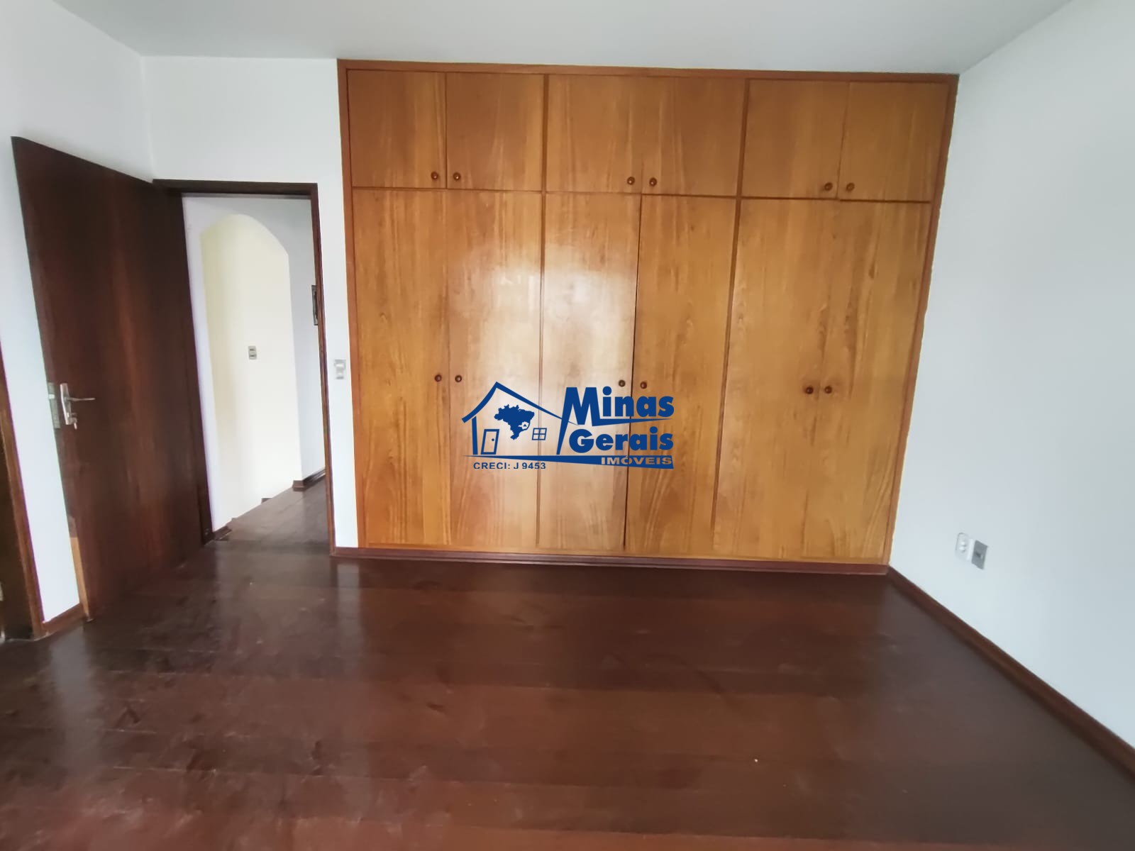 Casa à venda com 5 quartos, 235m² - Foto 14
